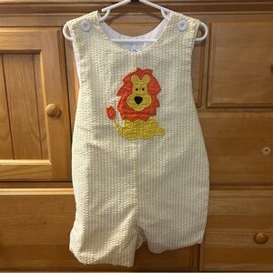 Kelly’s Kids Adorable Yellow & White Seersucker Shortall w/Lion Appliqué Size 4